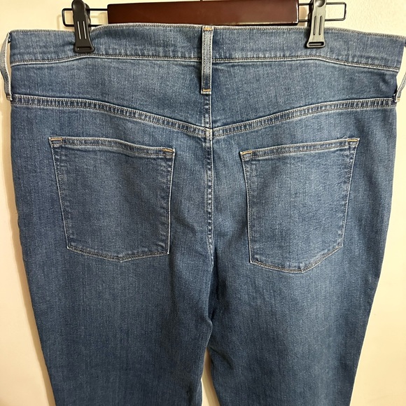 J. Crew NWOT Relaxed Boyfriend Medium Wash 5-Pocket Jeans Style# BM466, Size 32 - Picture 4 of 8